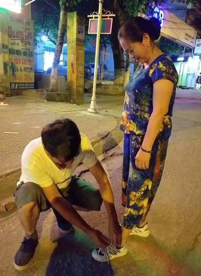 Kết hôn sau 30 năm vẫn buộc dây giày cho nhau, đôi vợ chồng này khiến chị em lịm tim vì quá ngọt ngào-1