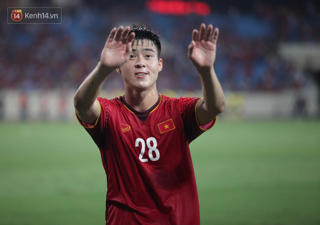 Sau trận thắng Malaysia, không ai ở tuyển Việt Nam có thể vượt mặt Duy Mạnh về độ gắt-12