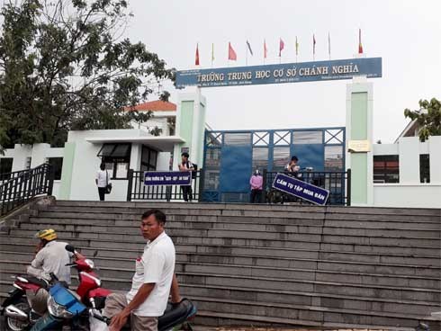 Học sinh lớp 6 rơi từ tầng hai của trường học xuống đất