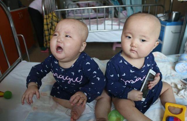 Hai con sinh đôi 11 tháng bị ung thư, mẹ chua xót khi nghe câu: Hãy từ bỏ 1 đứa-1