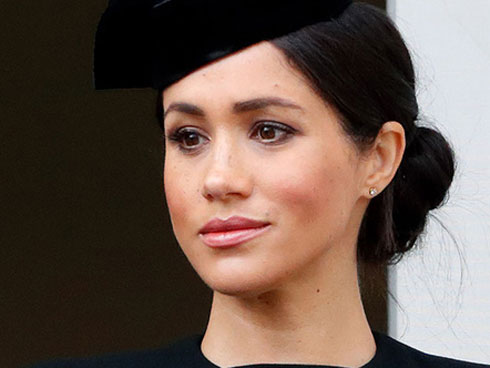 Công nương Meghan đứng tách biệt với chị dâu và bà nội chồng hóa ra là vì chuyện này-4