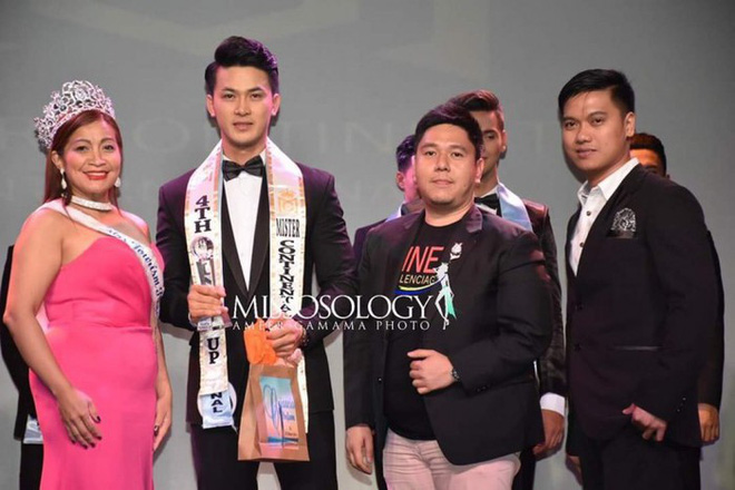 Lạ lùng xem Á vương Việt Nam thi ứng xử: Loay hoay dùng Google dịch rồi đưa luôn điện thoại cho MC trả lời giúp-2