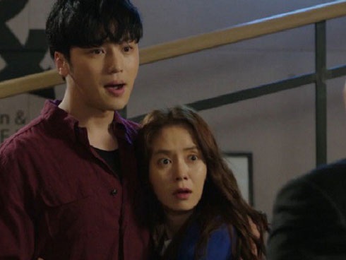 Đêm tân hôn mẹ chồng giàu có bỗng lao vào phòng đòi kiểm tra, con dâu choáng váng bỏ đi trong nước mắt-3