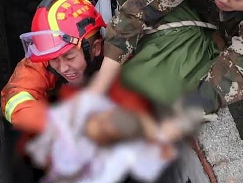 Clip: Nghẹt thở giải cứu bé trai bị mẹ đẻ rơi xuống toilet công cộng