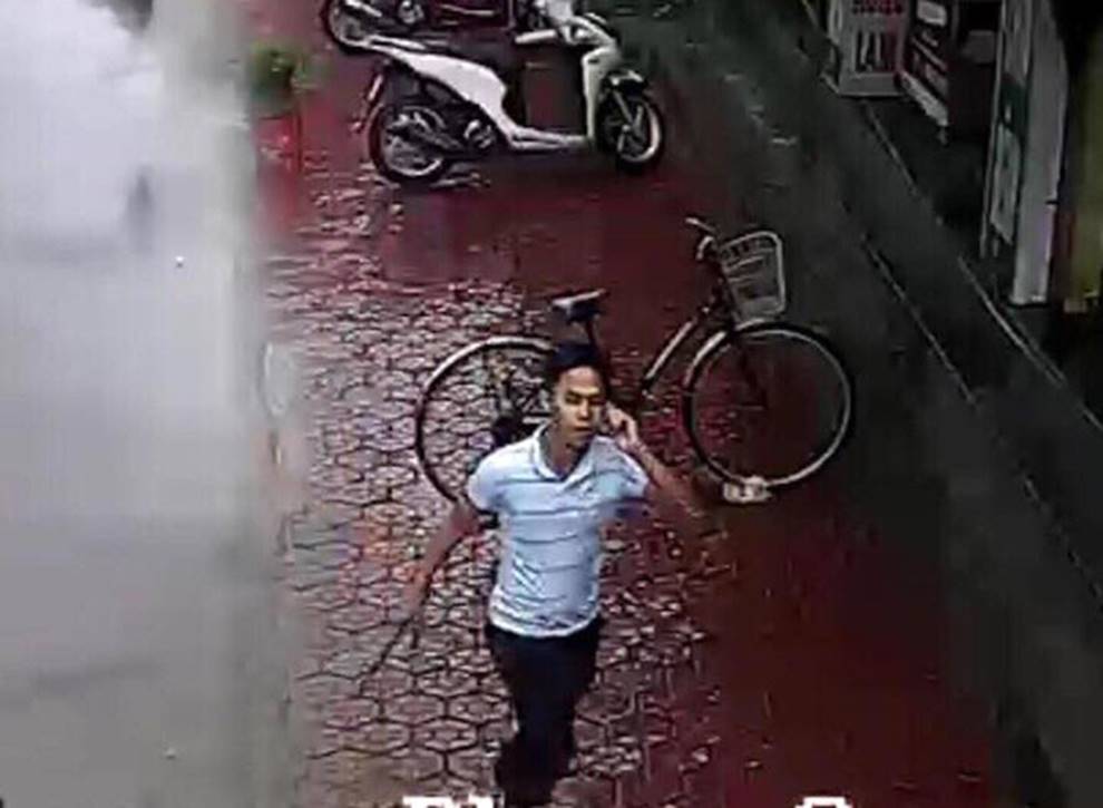 Vụ người đi xe máy chặt tay tài xế ô tô: Lộ diện hình ảnh hung thủ-1