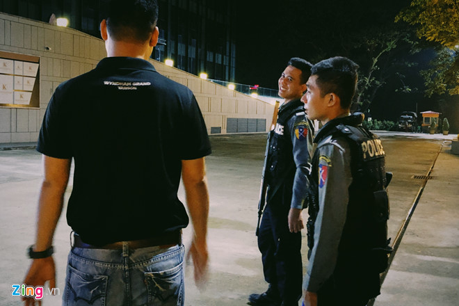 Cảnh sát có vũ trang bảo vệ đội tuyển Việt Nam ở Myanmar-2