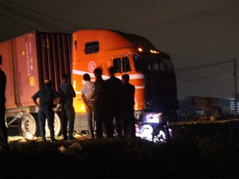 Bình Dương: Bé gái 6 tuổi chết thảm dưới gầm container, người dân phải dùng xẻng xúc đất đưa thi thể bé ra ngoài