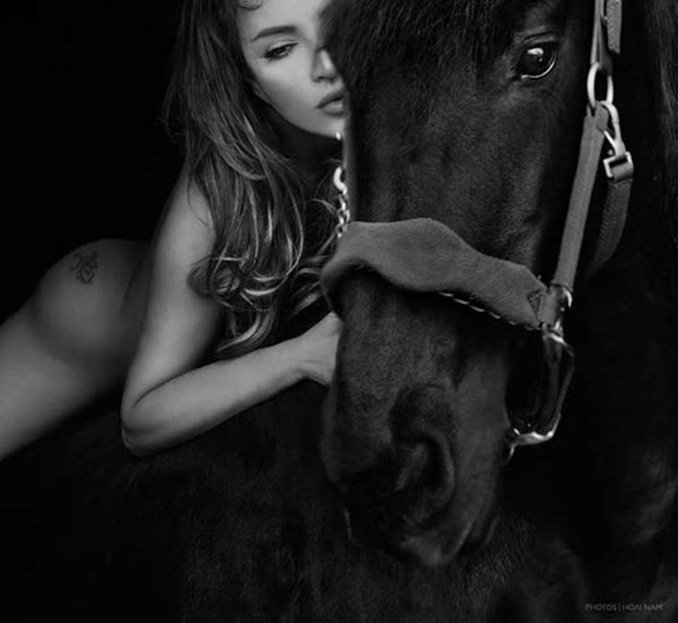 Hình nude xôn xao dư luận của hoa hậu tỷ phú, Võ Hoàng Yến và Thanh Hà-16