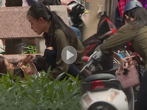 Tài xế quên kéo phanh tay, ô tô lao tự do vun vút trên đường-1