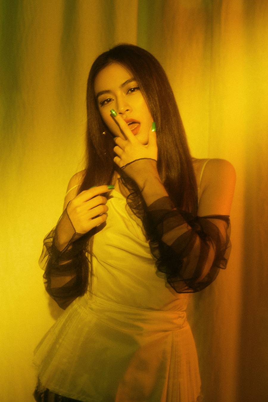 Hoàng Thuỳ Linh ma mị, quyến rũ với vest xẻ sâu táo bạo-1