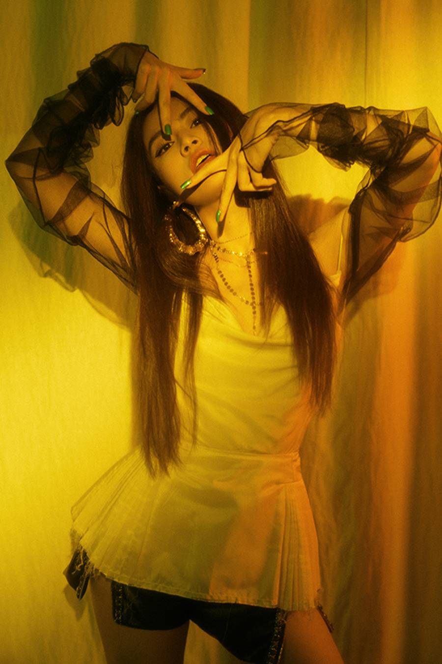 Hoàng Thuỳ Linh ma mị, quyến rũ với vest xẻ sâu táo bạo-2