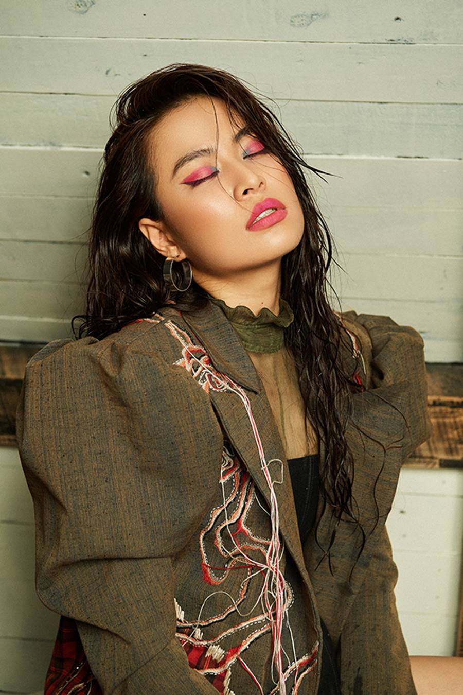 Hoàng Thuỳ Linh ma mị, quyến rũ với vest xẻ sâu táo bạo-12