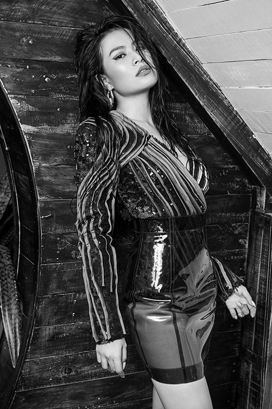 Hoàng Thuỳ Linh ma mị, quyến rũ với vest xẻ sâu táo bạo-13