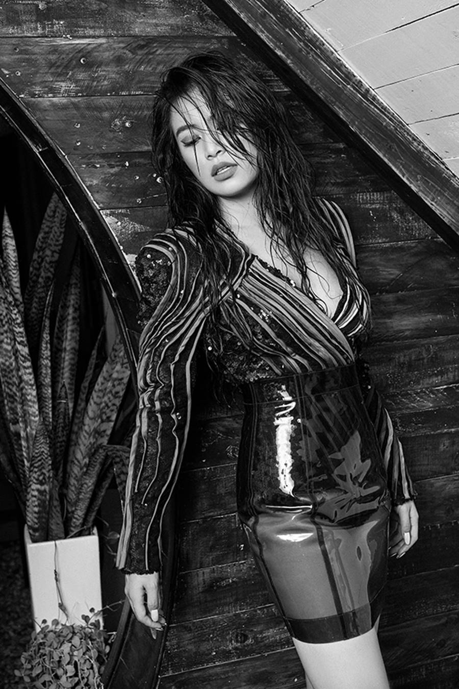 Hoàng Thuỳ Linh ma mị, quyến rũ với vest xẻ sâu táo bạo-14