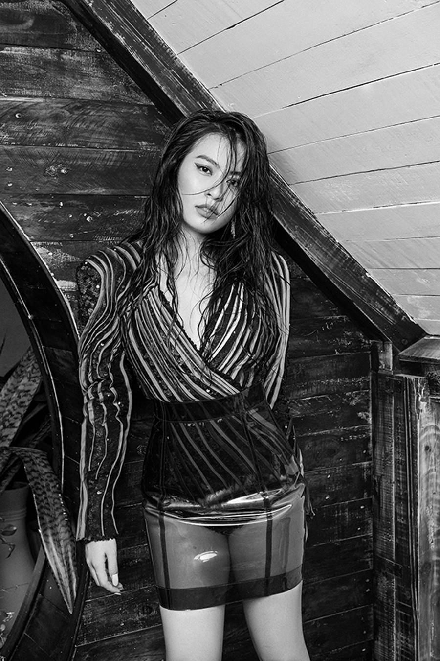 Hoàng Thuỳ Linh ma mị, quyến rũ với vest xẻ sâu táo bạo-15