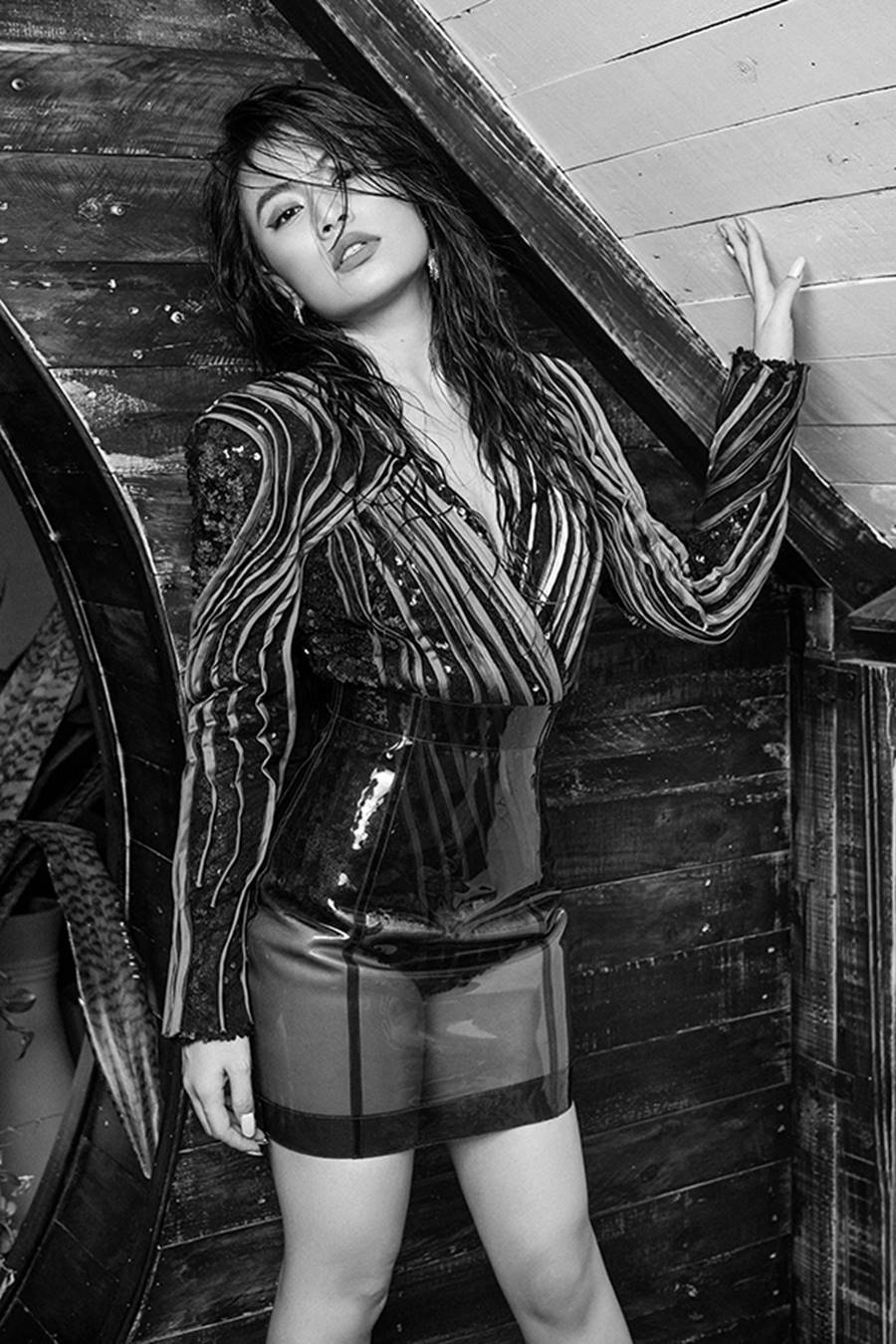 Hoàng Thuỳ Linh ma mị, quyến rũ với vest xẻ sâu táo bạo-16