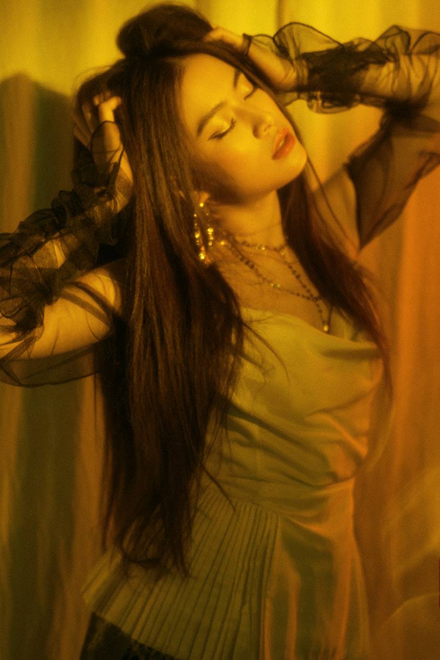 Hoàng Thuỳ Linh ma mị, quyến rũ với vest xẻ sâu táo bạo-5