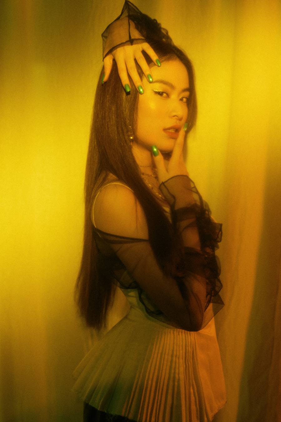 Hoàng Thuỳ Linh ma mị, quyến rũ với vest xẻ sâu táo bạo-6