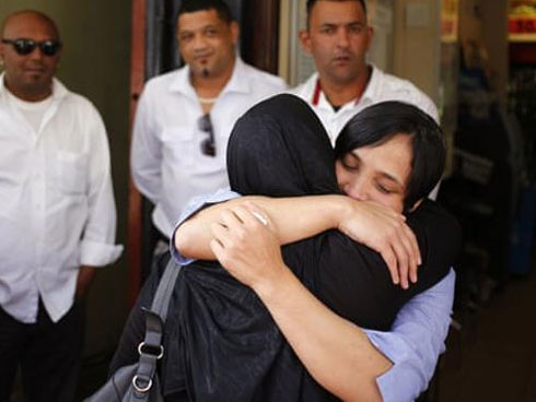 Con gái chơi điện thoại quá nhiều, bà mẹ không nhẹ nhàng khuyên bảo mà điên cuồng chặt tay, bóp cổ con đến chết-4