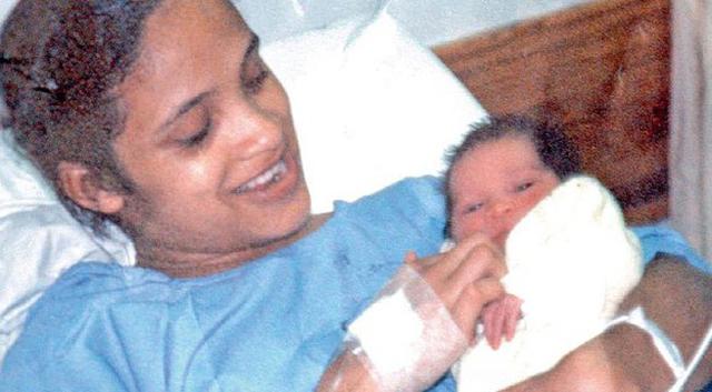 Thấy đứa trẻ lạ giống hệt con gái mình, cặp vợ chồng phát hiện sự thật không thể ngờ-1