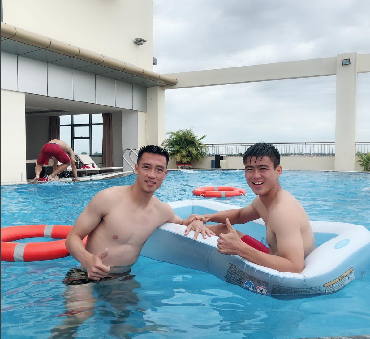 Mạnh gắt khoe body ở bể bơi, Đức Chinh trêu chọc thầy Park trong buổi sáng đầu tiên ở Myanmar-10