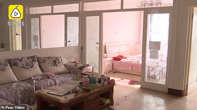 Con gái chơi điện thoại quá nhiều, bà mẹ không nhẹ nhàng khuyên bảo mà điên cuồng chặt tay, bóp cổ con đến chết-2