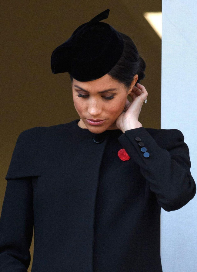 Công nương Meghan đứng tách biệt với chị dâu và bà nội chồng hóa ra là vì chuyện này-3