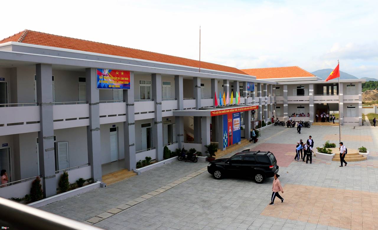 Nứt nẻ khắp nơi ở ngôi trường gần 30 tỷ mới bàn giao-1