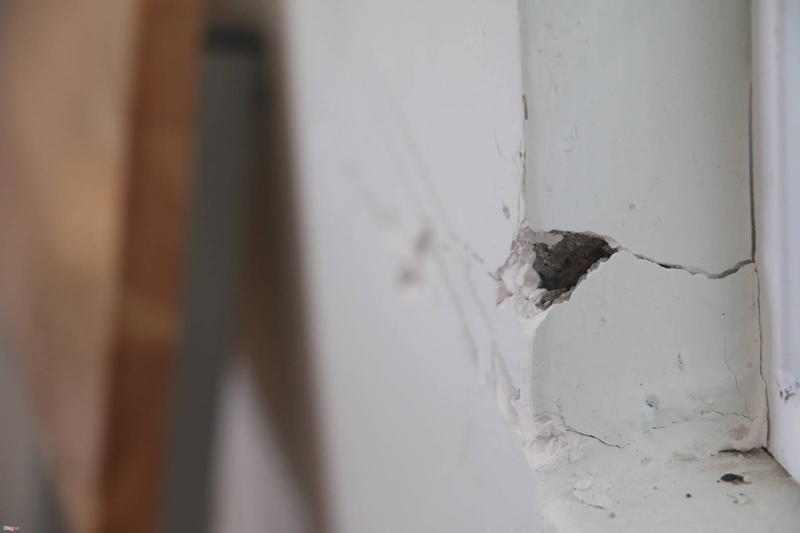 Nứt nẻ khắp nơi ở ngôi trường gần 30 tỷ mới bàn giao-10