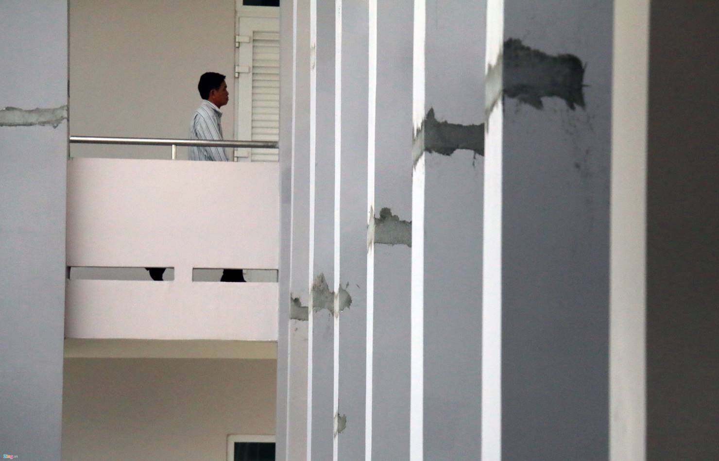 Nứt nẻ khắp nơi ở ngôi trường gần 30 tỷ mới bàn giao-2
