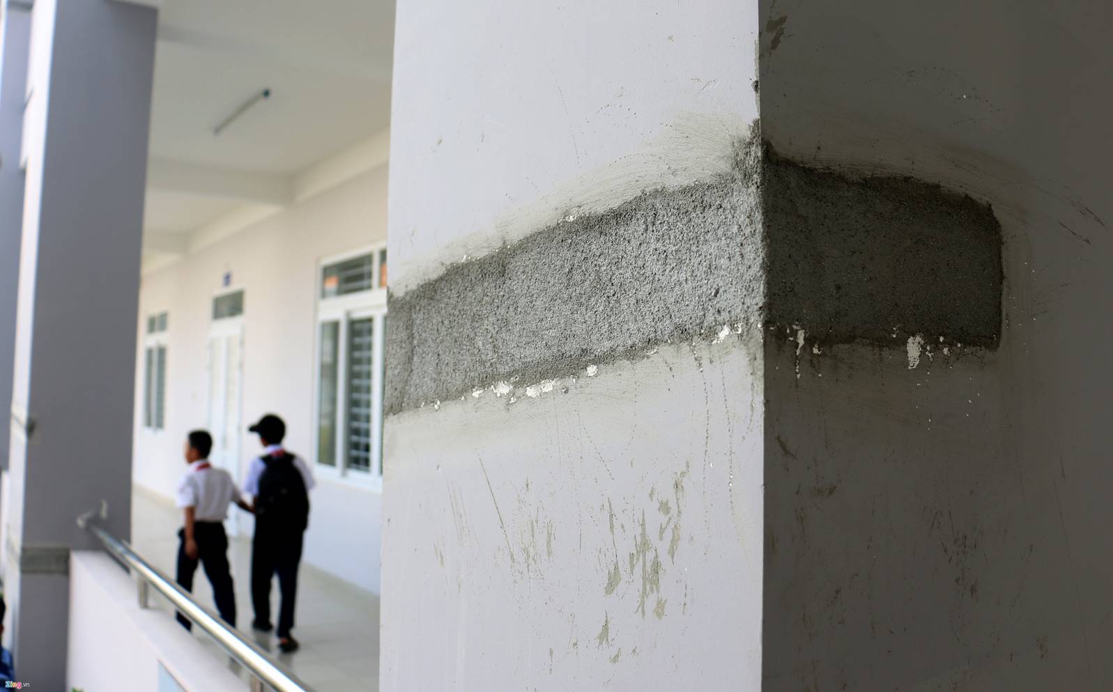 Nứt nẻ khắp nơi ở ngôi trường gần 30 tỷ mới bàn giao-3