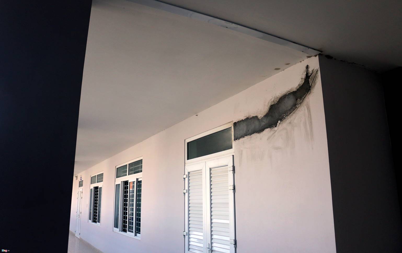 Nứt nẻ khắp nơi ở ngôi trường gần 30 tỷ mới bàn giao-4