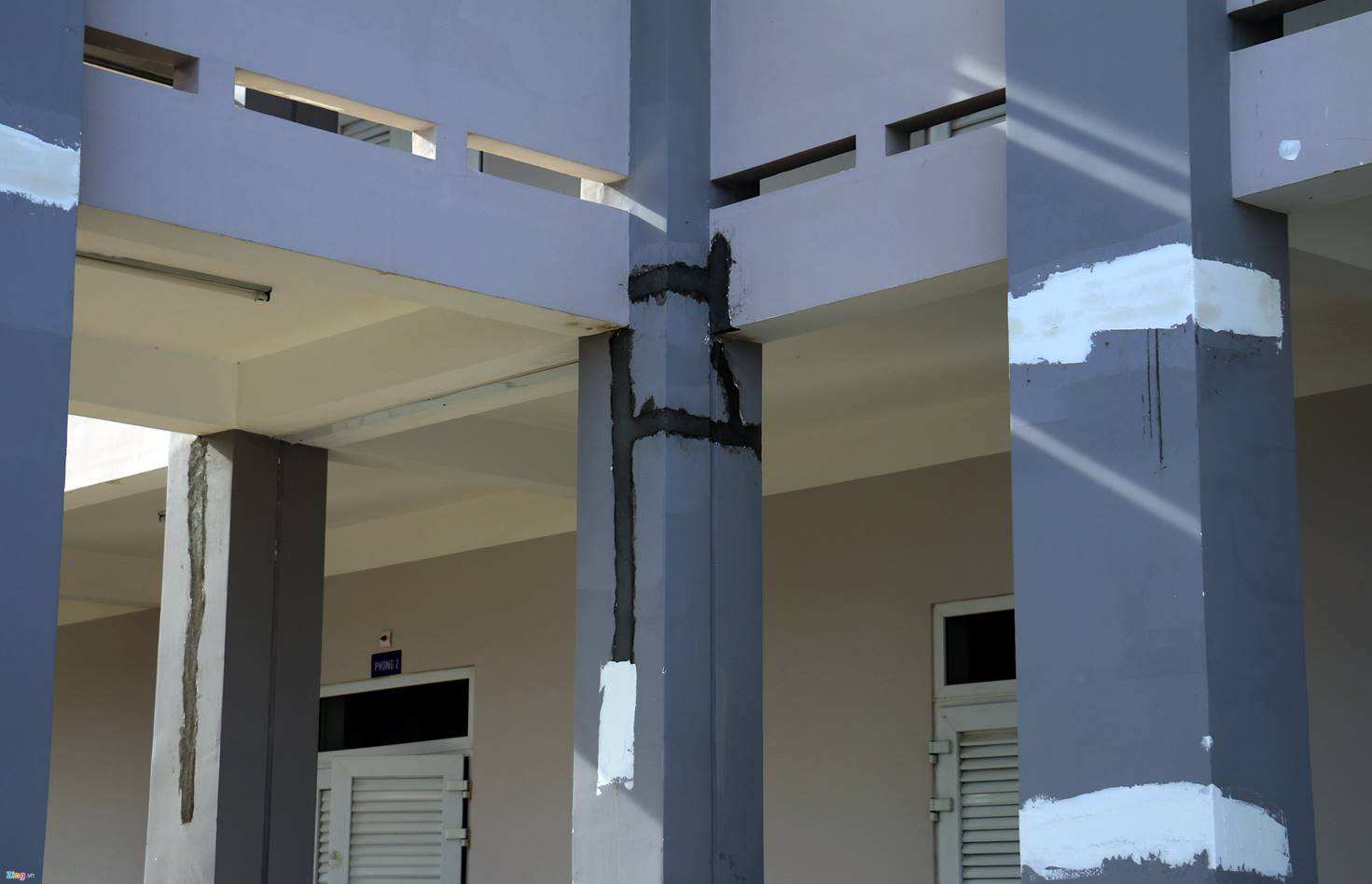 Nứt nẻ khắp nơi ở ngôi trường gần 30 tỷ mới bàn giao-5