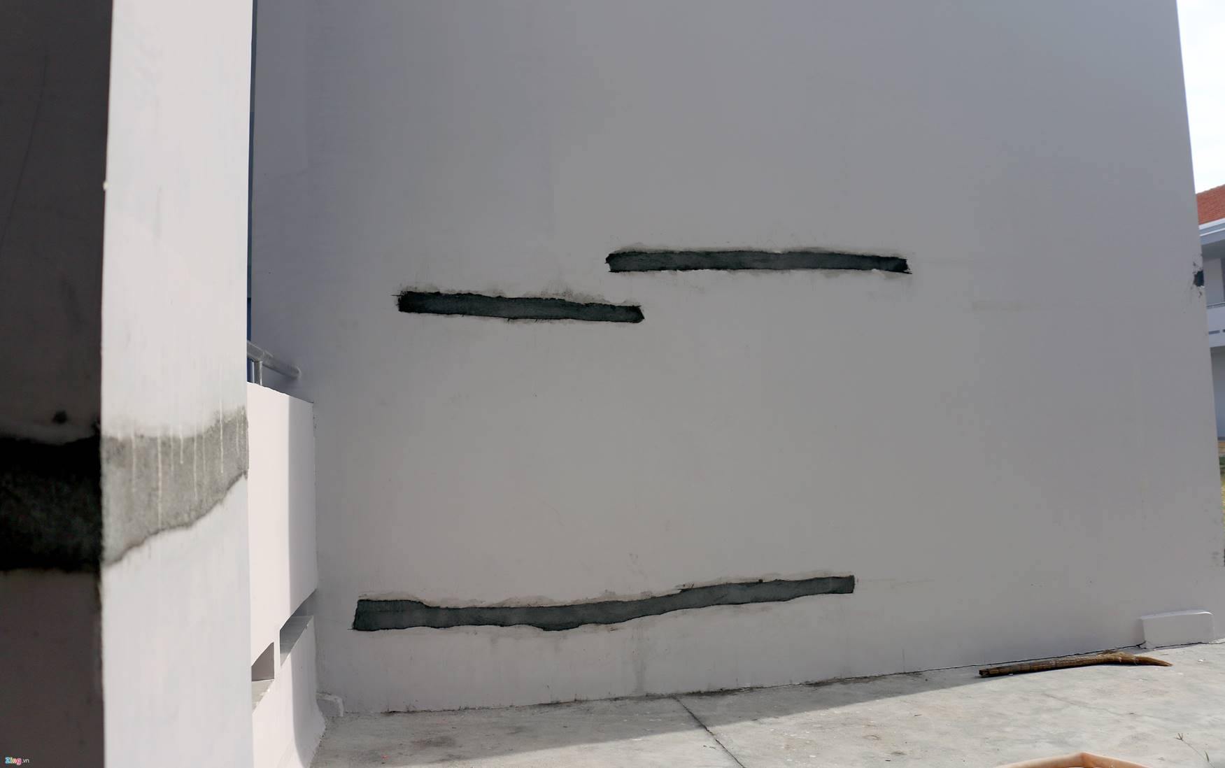 Nứt nẻ khắp nơi ở ngôi trường gần 30 tỷ mới bàn giao-6