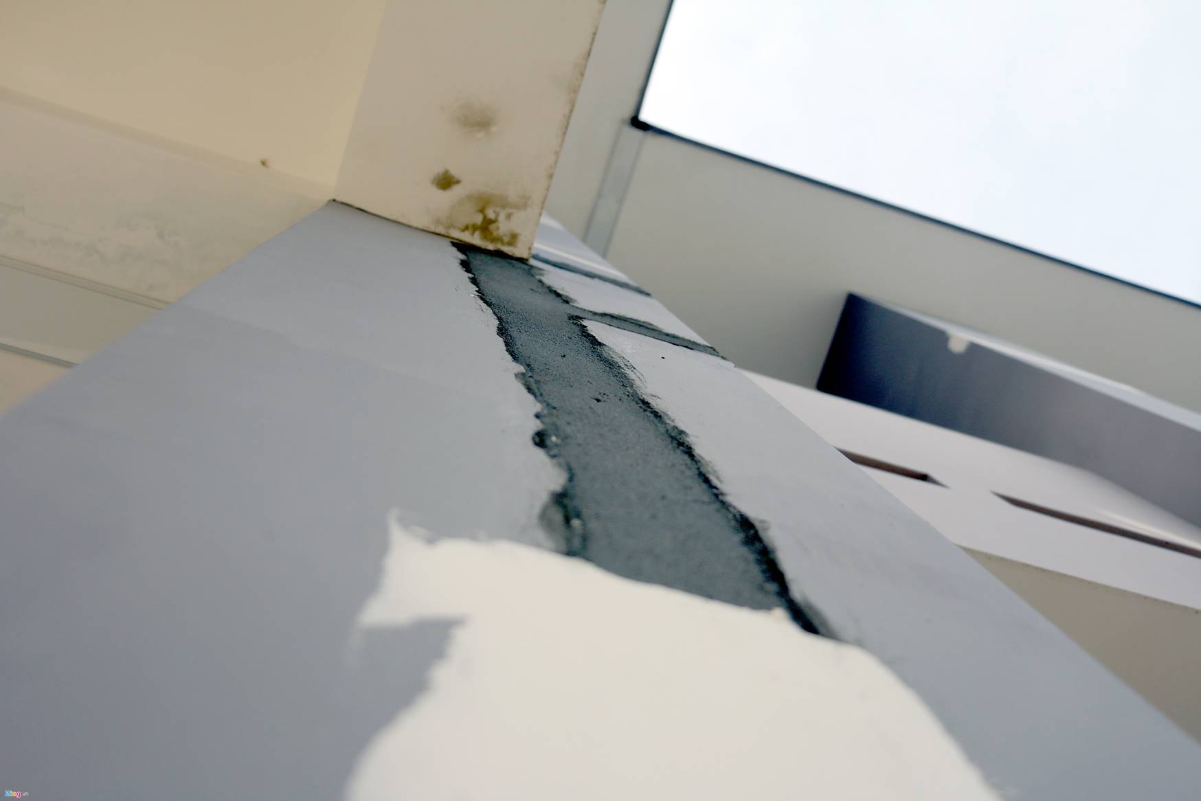 Nứt nẻ khắp nơi ở ngôi trường gần 30 tỷ mới bàn giao-7