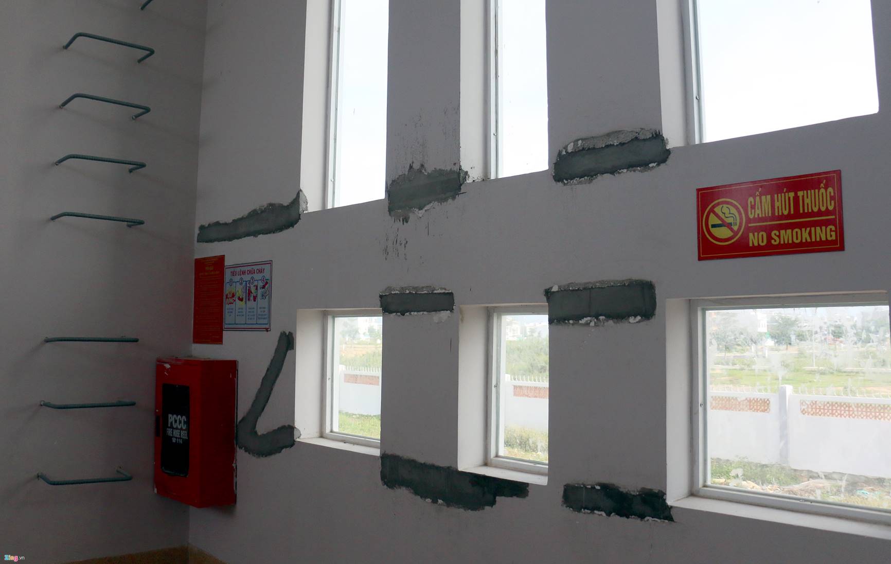 Nứt nẻ khắp nơi ở ngôi trường gần 30 tỷ mới bàn giao-8