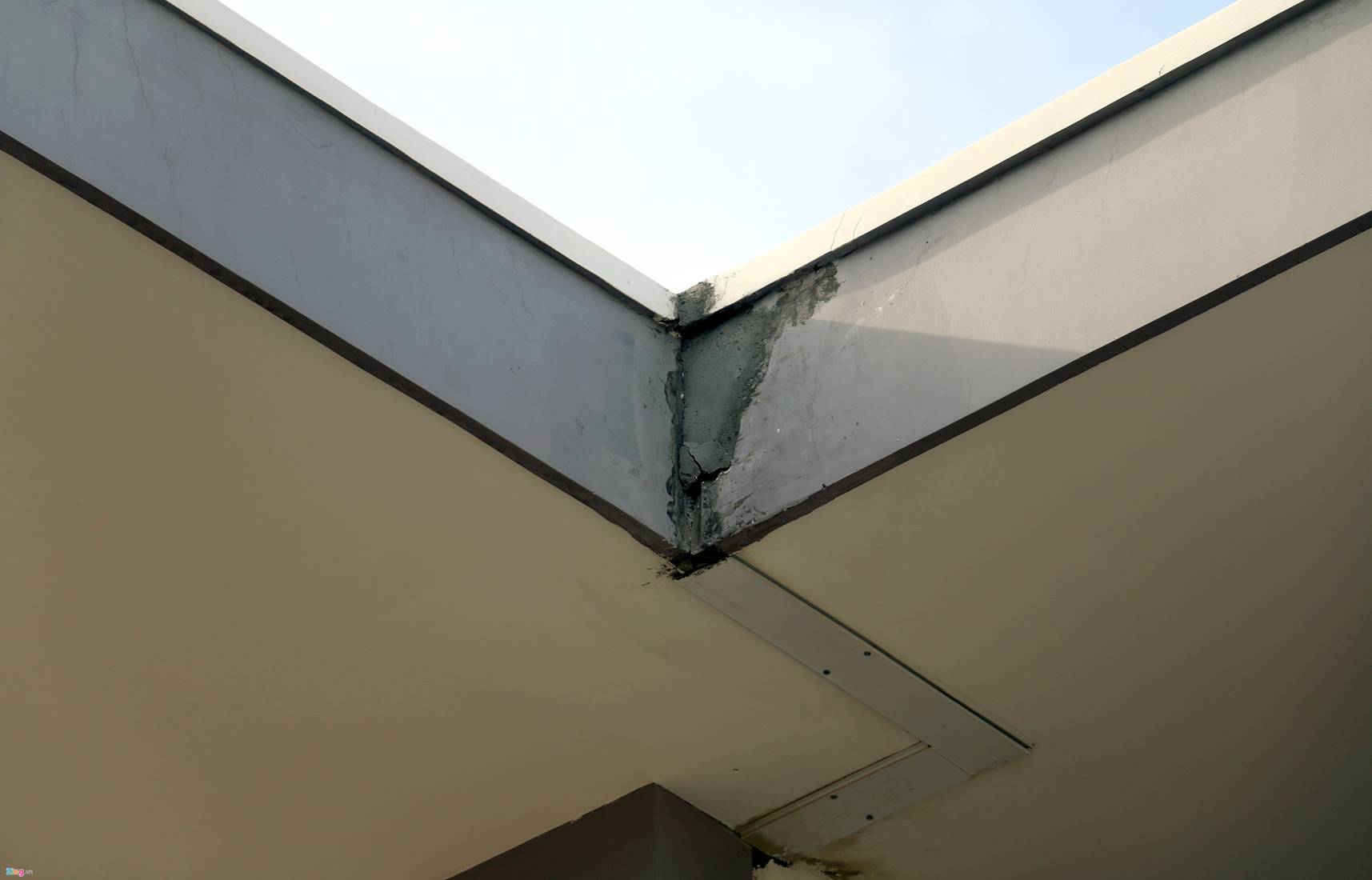 Nứt nẻ khắp nơi ở ngôi trường gần 30 tỷ mới bàn giao-9