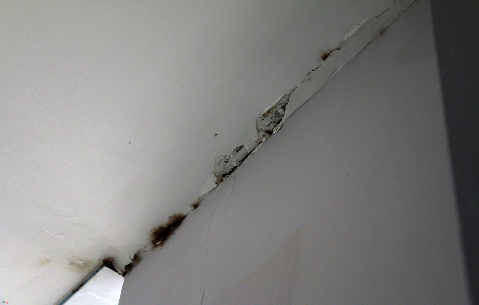 Nứt nẻ khắp nơi ở ngôi trường gần 30 tỷ mới bàn giao-11