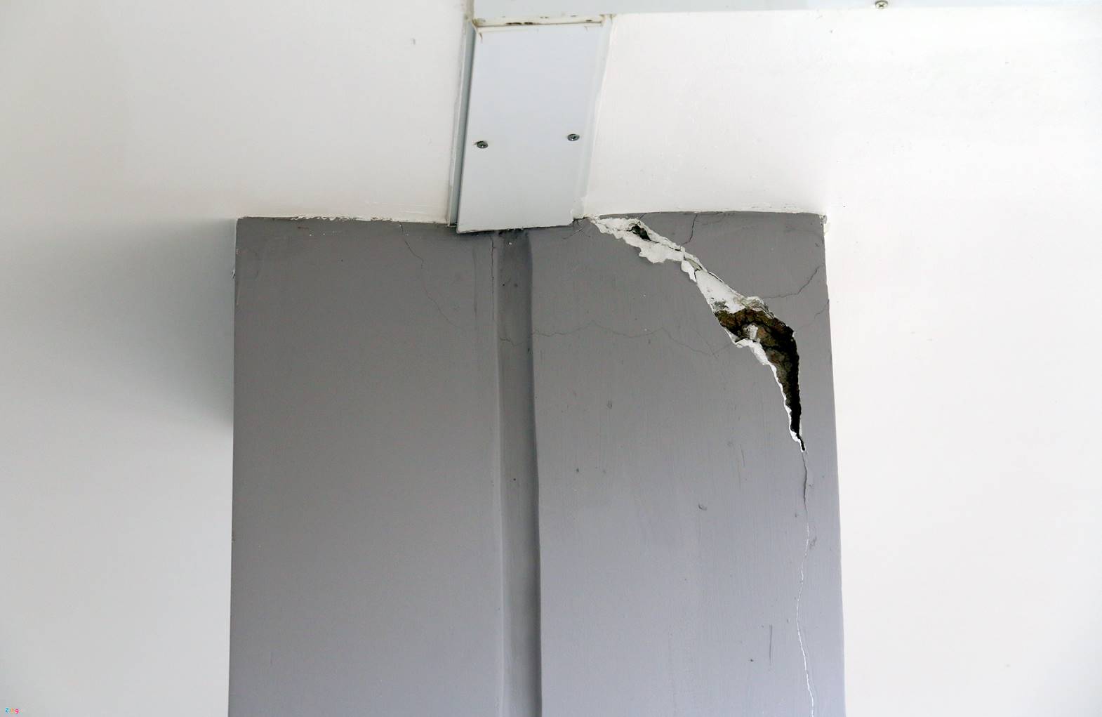 Nứt nẻ khắp nơi ở ngôi trường gần 30 tỷ mới bàn giao-12