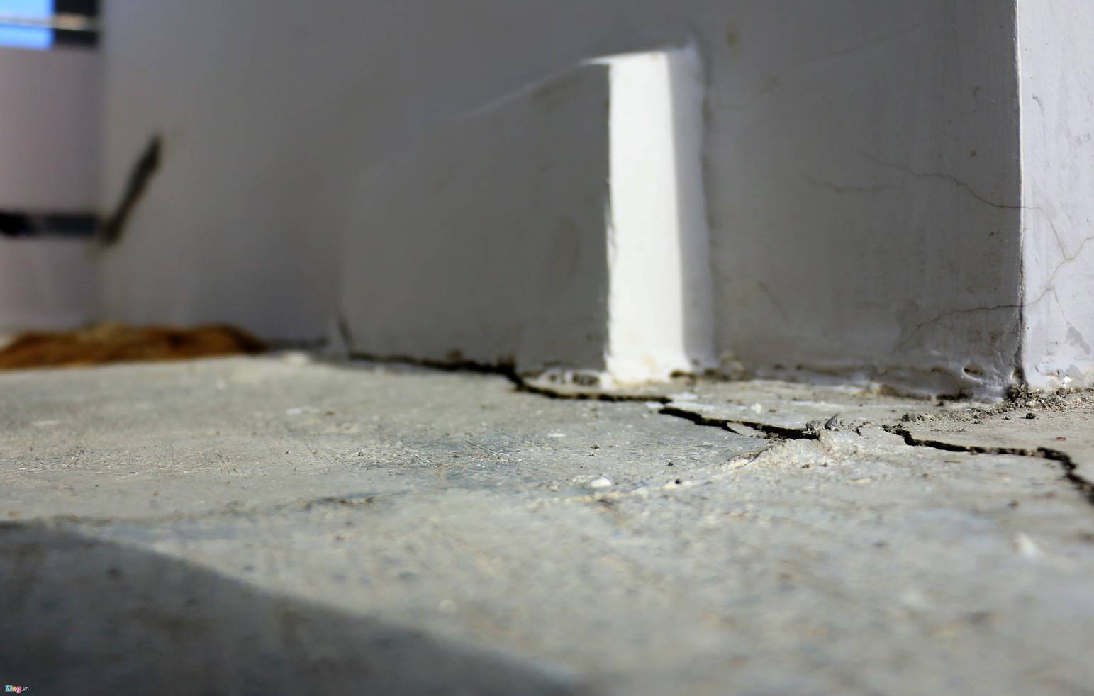 Nứt nẻ khắp nơi ở ngôi trường gần 30 tỷ mới bàn giao-15