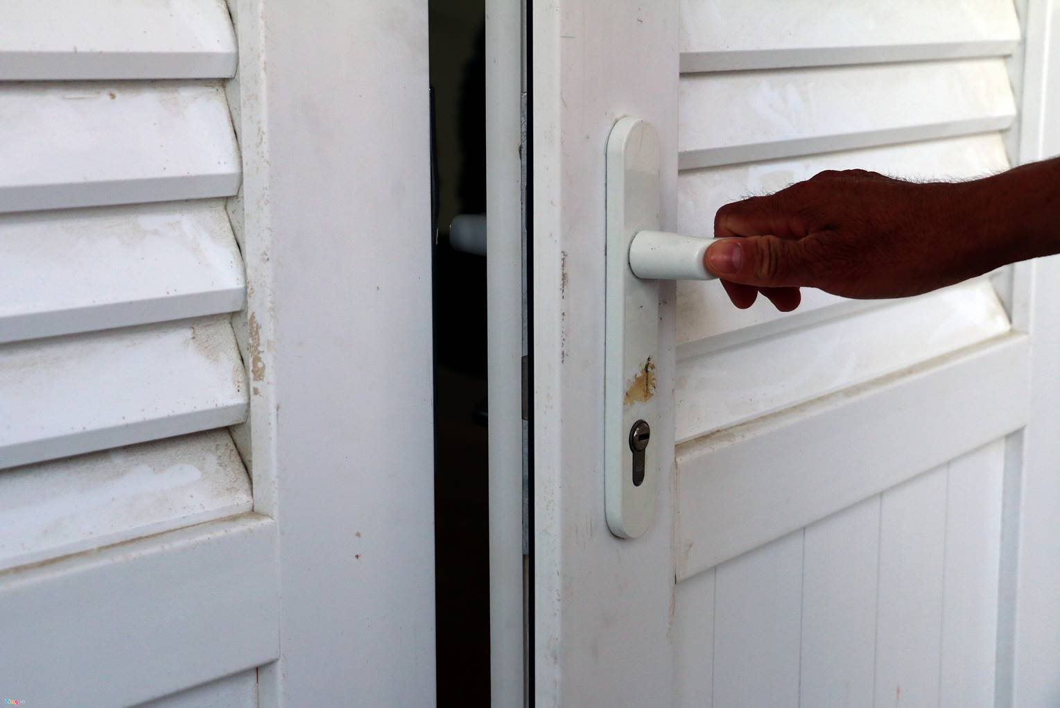 Nứt nẻ khắp nơi ở ngôi trường gần 30 tỷ mới bàn giao-16