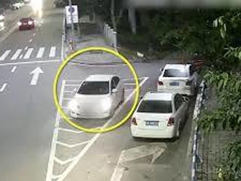 Tài xế quên kéo phanh tay, ô tô lao tự do vun vút trên đường