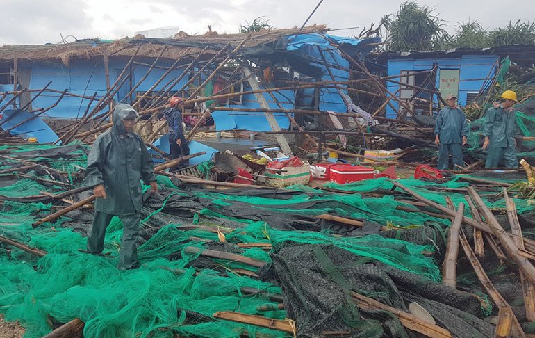 Lốc xoáy càn quét qua Gành Đá Đĩa, 13 du khách bị thương-2