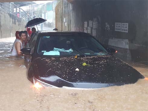 Mưa lũ, sạt lở kinh hoàng ở Nha Trang: Người dân dùng tay đào bới tìm thi thể bé trai và người phụ nữ trong đống đổ nát-13