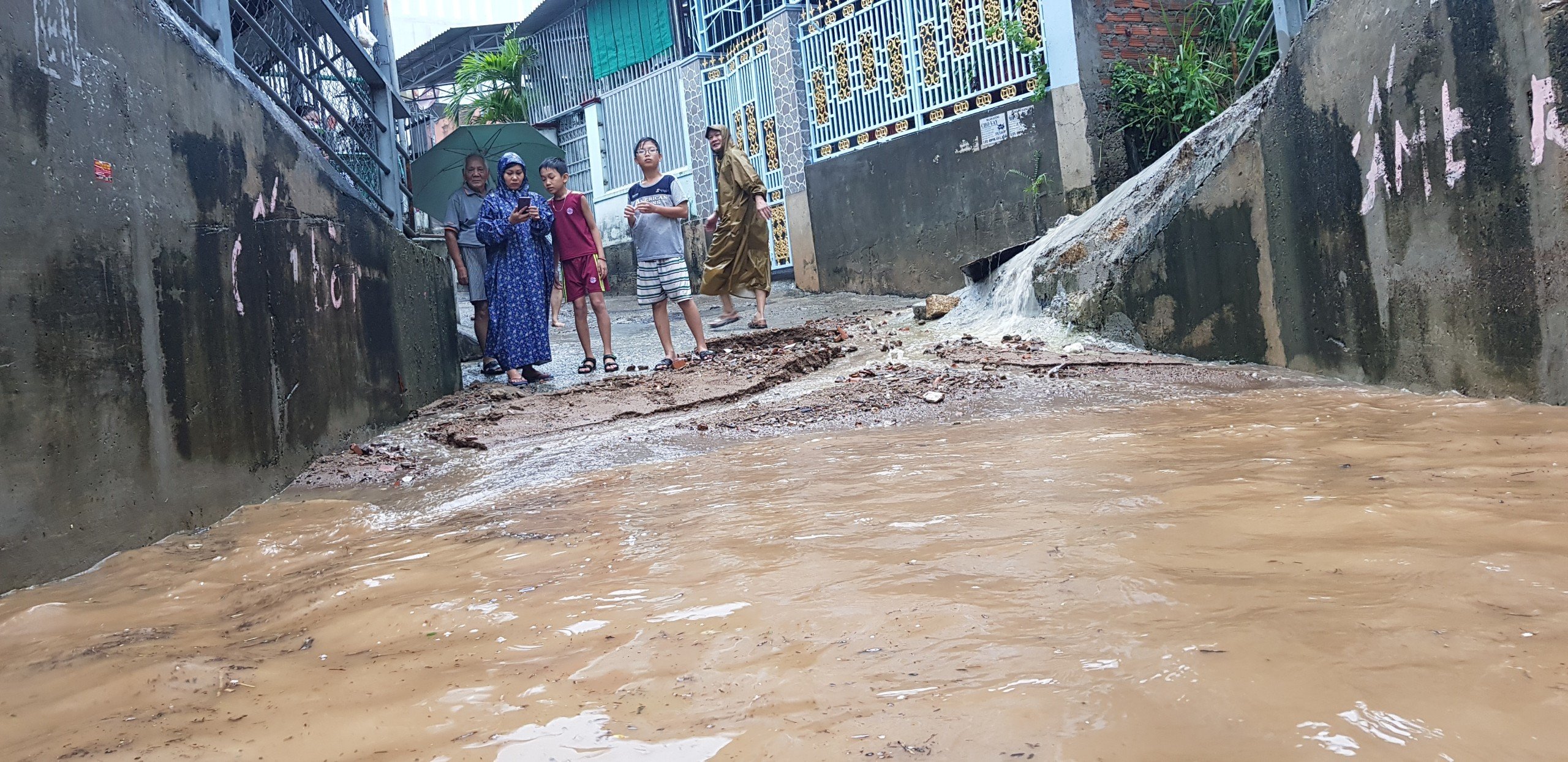 Khánh Hòa: Sạt lở, ngập lụt khắp nơi, đường vào sân bay tê liệt-6