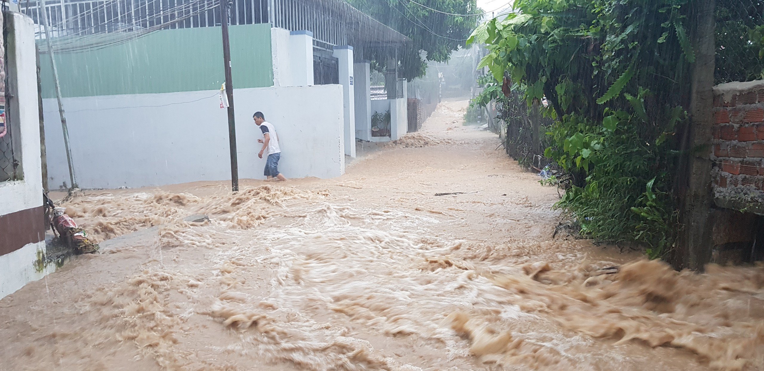 Khánh Hòa: Sạt lở, ngập lụt khắp nơi, đường vào sân bay tê liệt-10