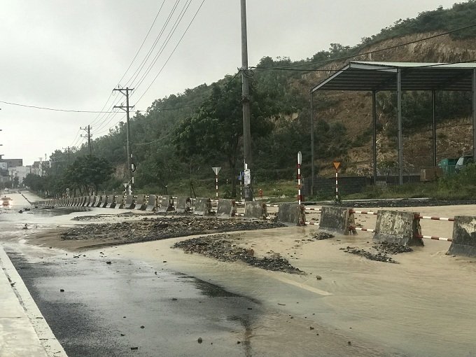 Khánh Hòa: Sạt lở, ngập lụt khắp nơi, đường vào sân bay tê liệt-22