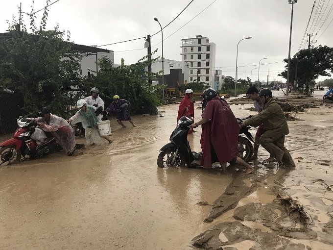 Khánh Hòa: Sạt lở, ngập lụt khắp nơi, đường vào sân bay tê liệt-24