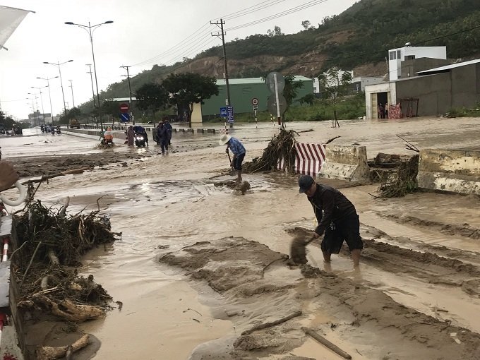 Khánh Hòa: Sạt lở, ngập lụt khắp nơi, đường vào sân bay tê liệt-23