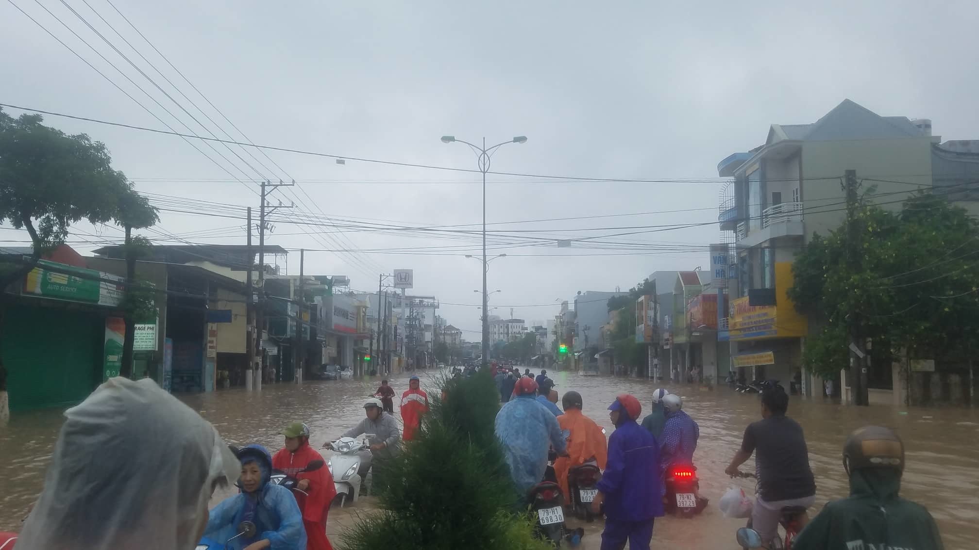 Khánh Hòa: Sạt lở, ngập lụt khắp nơi, đường vào sân bay tê liệt-15